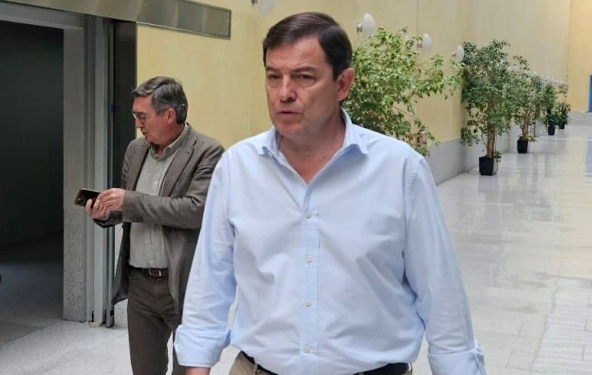 Mañueco destaca la evolución favorable de los incendios y asegura que en este momento no hay localidades en riesgo