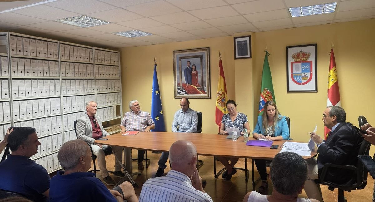 Fernando Castaño (PSOE), nuevo alcalde de Santibáñez de la Sierra tras prosperar la moción de censura