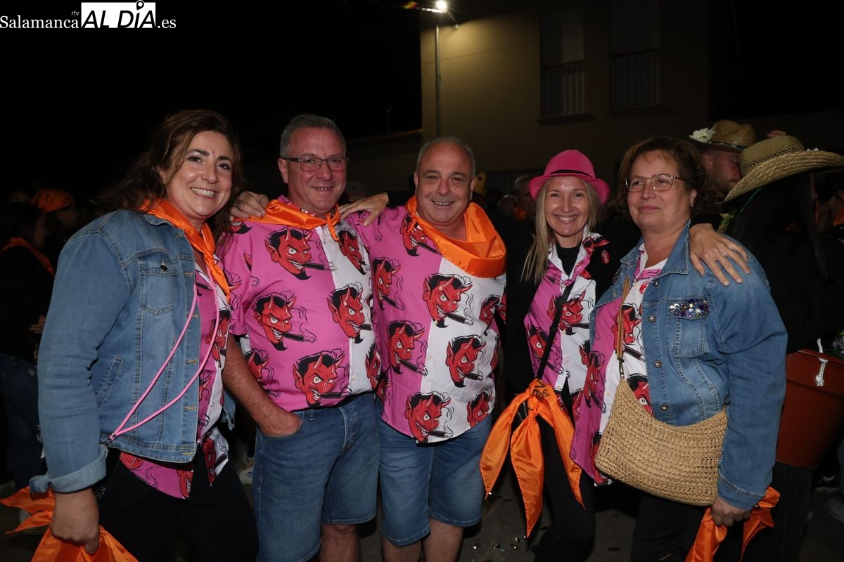 FOTOS | Disfraces y charanga toman las calles de La Vellés para dar la bienvenida a sus fiestas