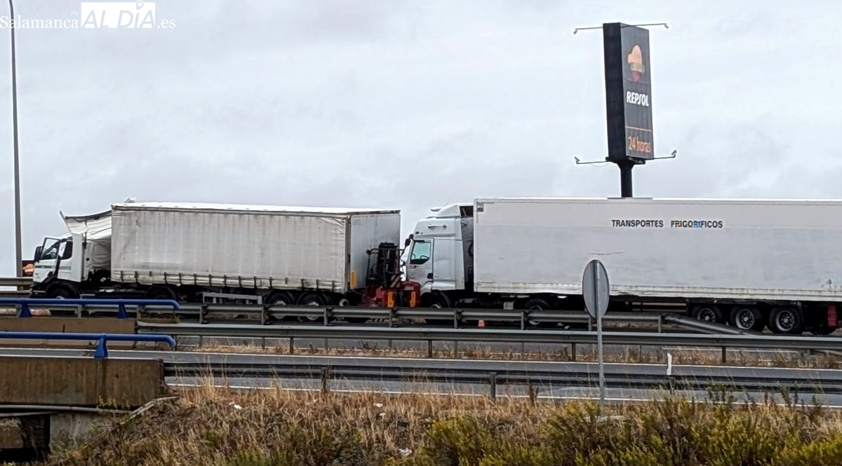 Un herido inconsciente y derrame de combustible tras la colisión de dos camiones en la A-62 en Salamanca