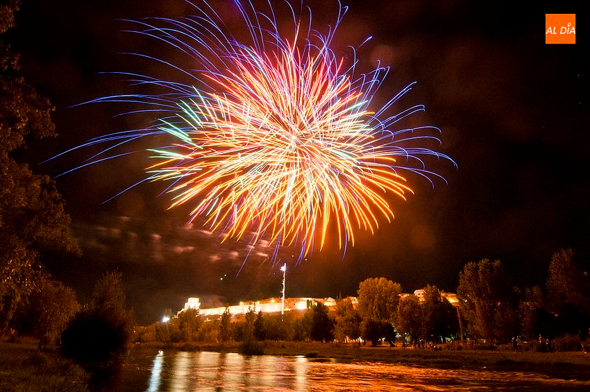 Suspendidos los fuegos artificiales y el espectáculo pirotécnico de la Feria de Teatro