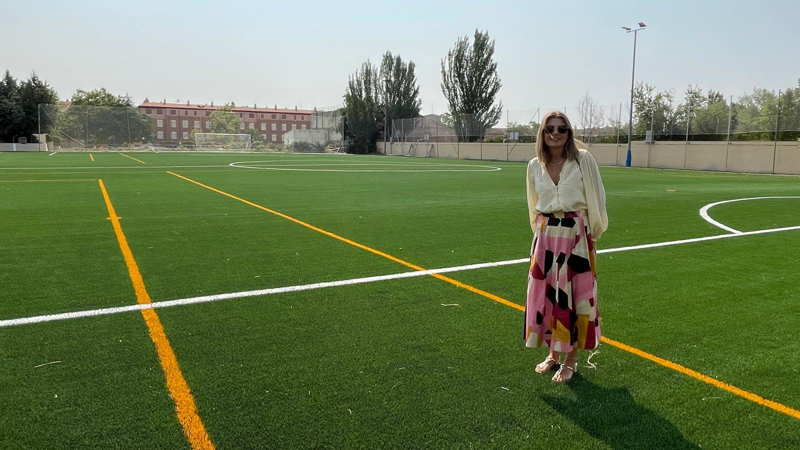 El campo de fútbol del Rosa Colorado estrena césped artificial de última generación