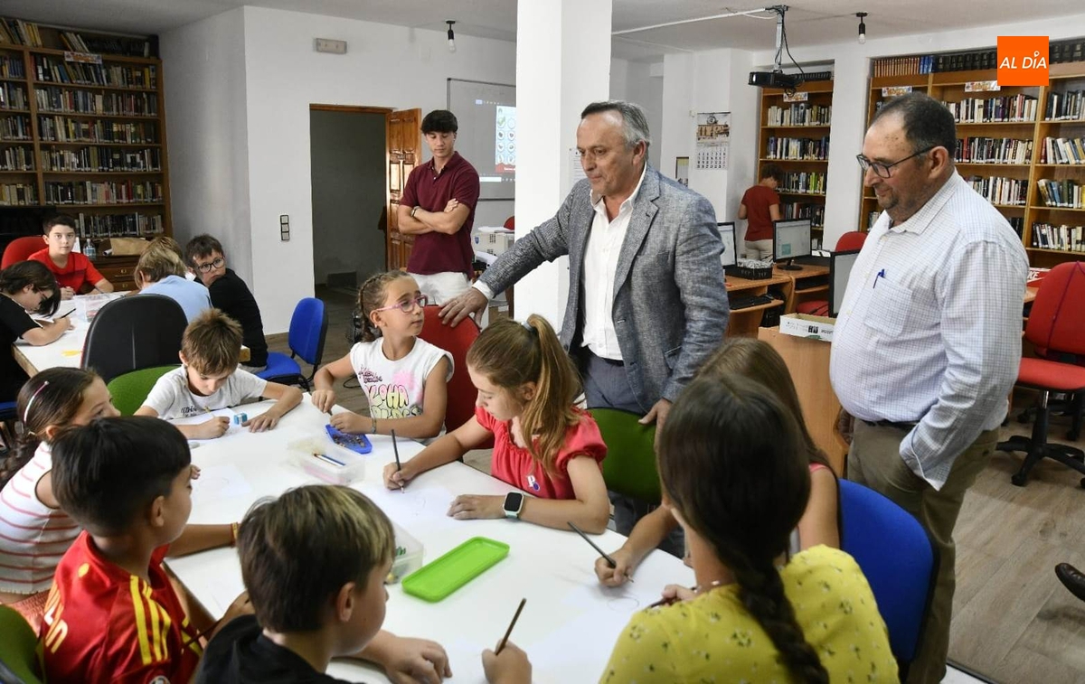 El taller de robótica de Sancti-Spíritus recibe al viceconsejero de Transformación Digital