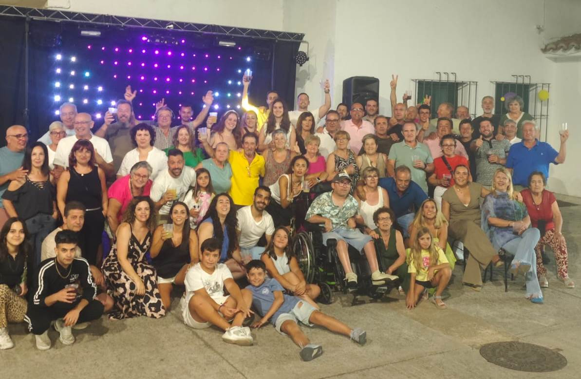 Unas 130 personas degustan la cena al aire libre promovida por la AVV de Ivanrey