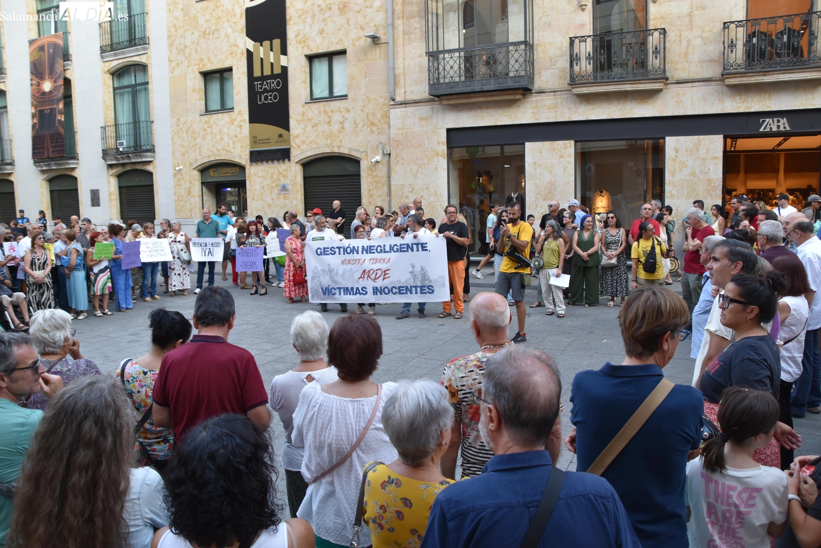 Más de un centenar de salmantinos claman en la Plaza del Liceo contra la gestión negligente de los incendios
