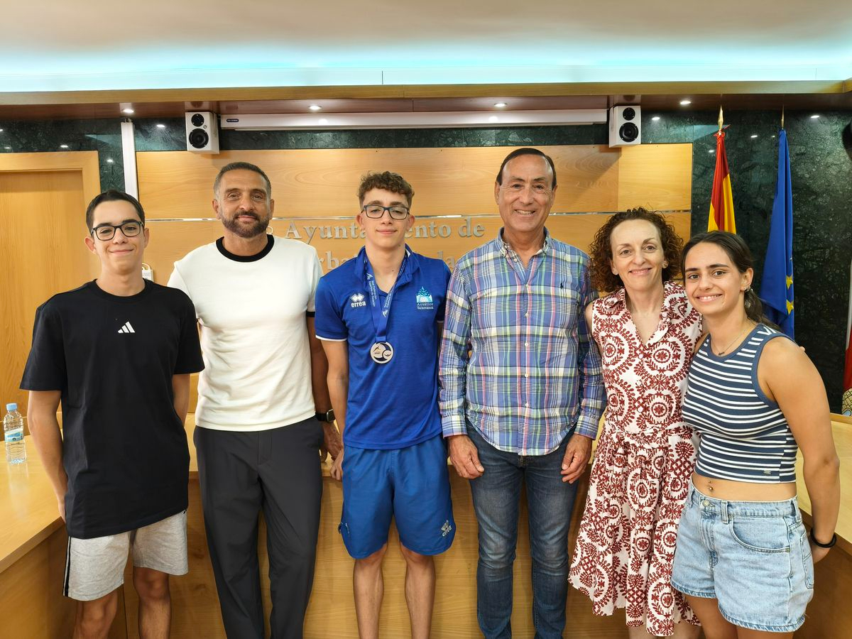 Manuel Delgado, el nadador que lleva el nombre de Carbajosa a lo más alto, recibido con honores en el Ayuntamiento
