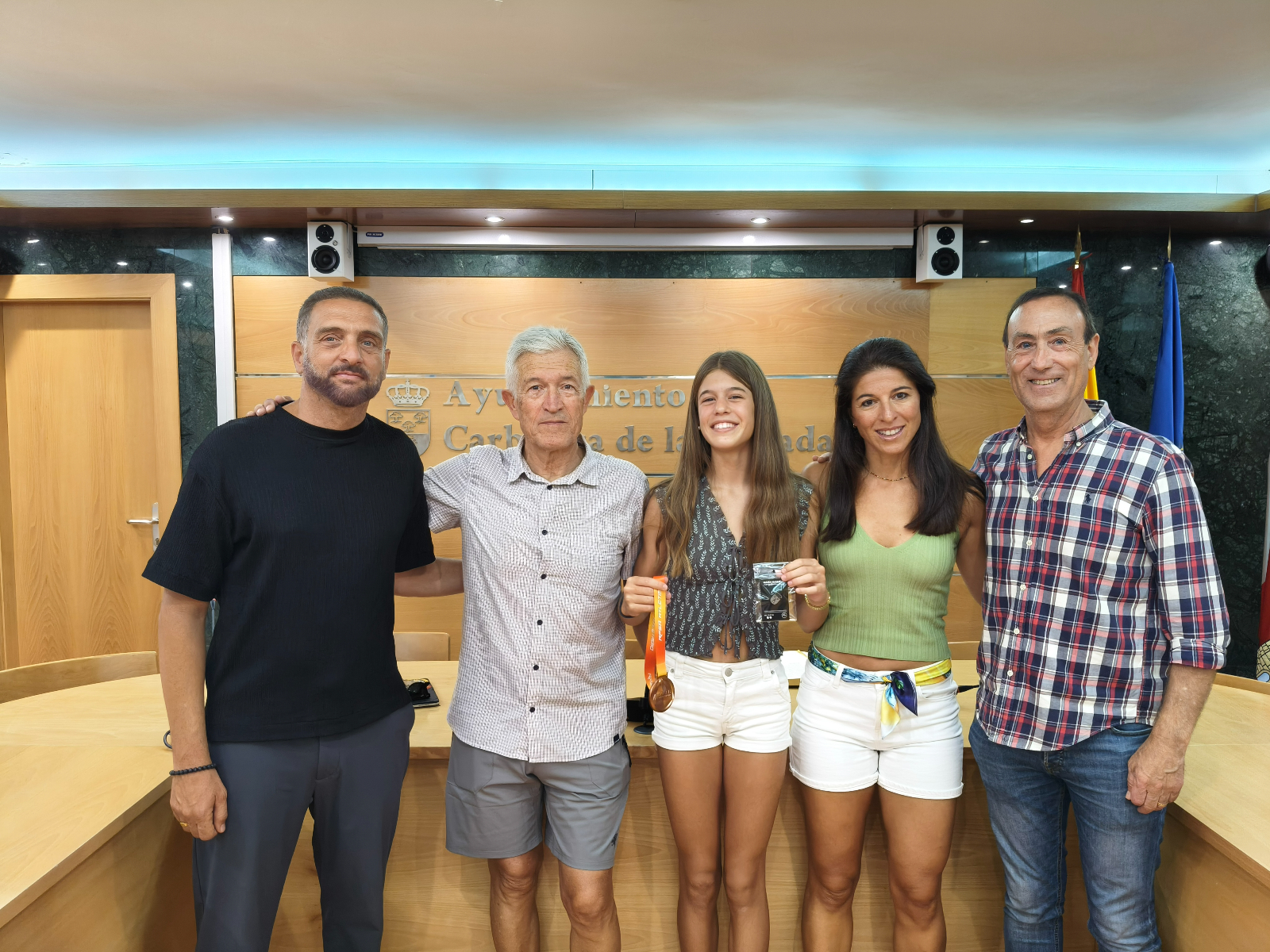 El Ayuntamiento de Carbajosa recibe a su joven promesa del atletismo, Helena García Quevedo