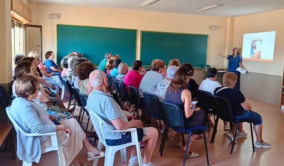 Éxito de participación en la charla sobre memoria en Santiago de la Puebla