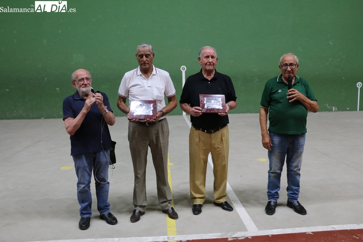 Excelente tarde de pelota en Vitigudino con homenaje a Paco ‘El Galgo’ y Ricardo Ferrero ‘El Rubio’