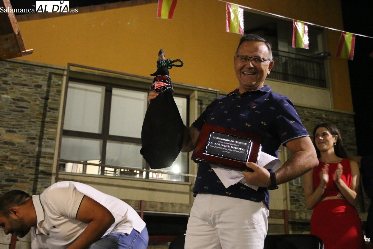 Vilvestre arranca sus Fiestas del Toro con un bonito y divertido pregón y el desfile de peñas