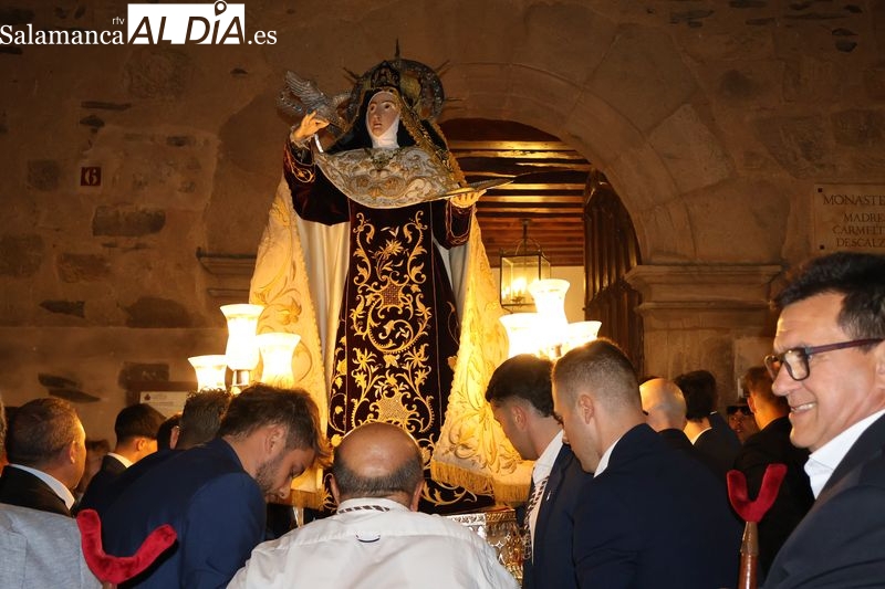 Alba de Tormes despide a Santa Teresa con la procesión de regreso a clausura