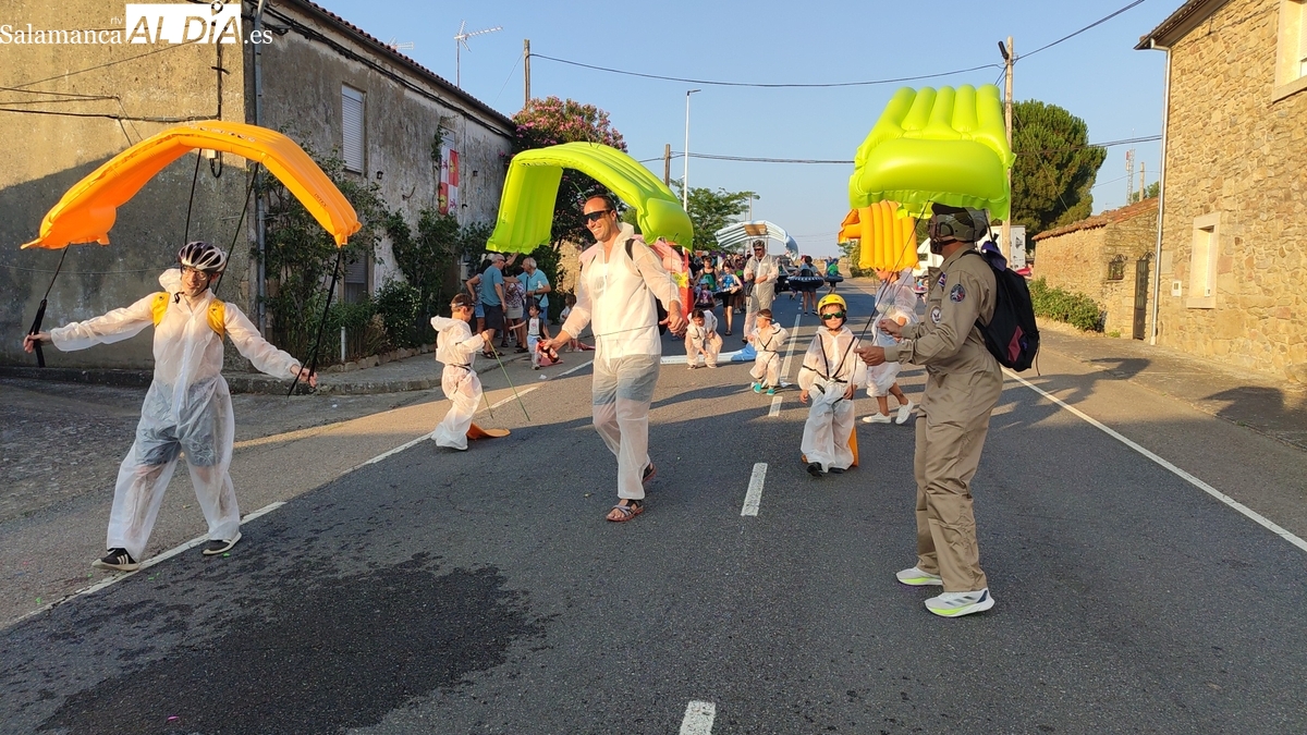 Cerralbo se inunda de alegría con un desfile de peñas y carrozas de mil personajes