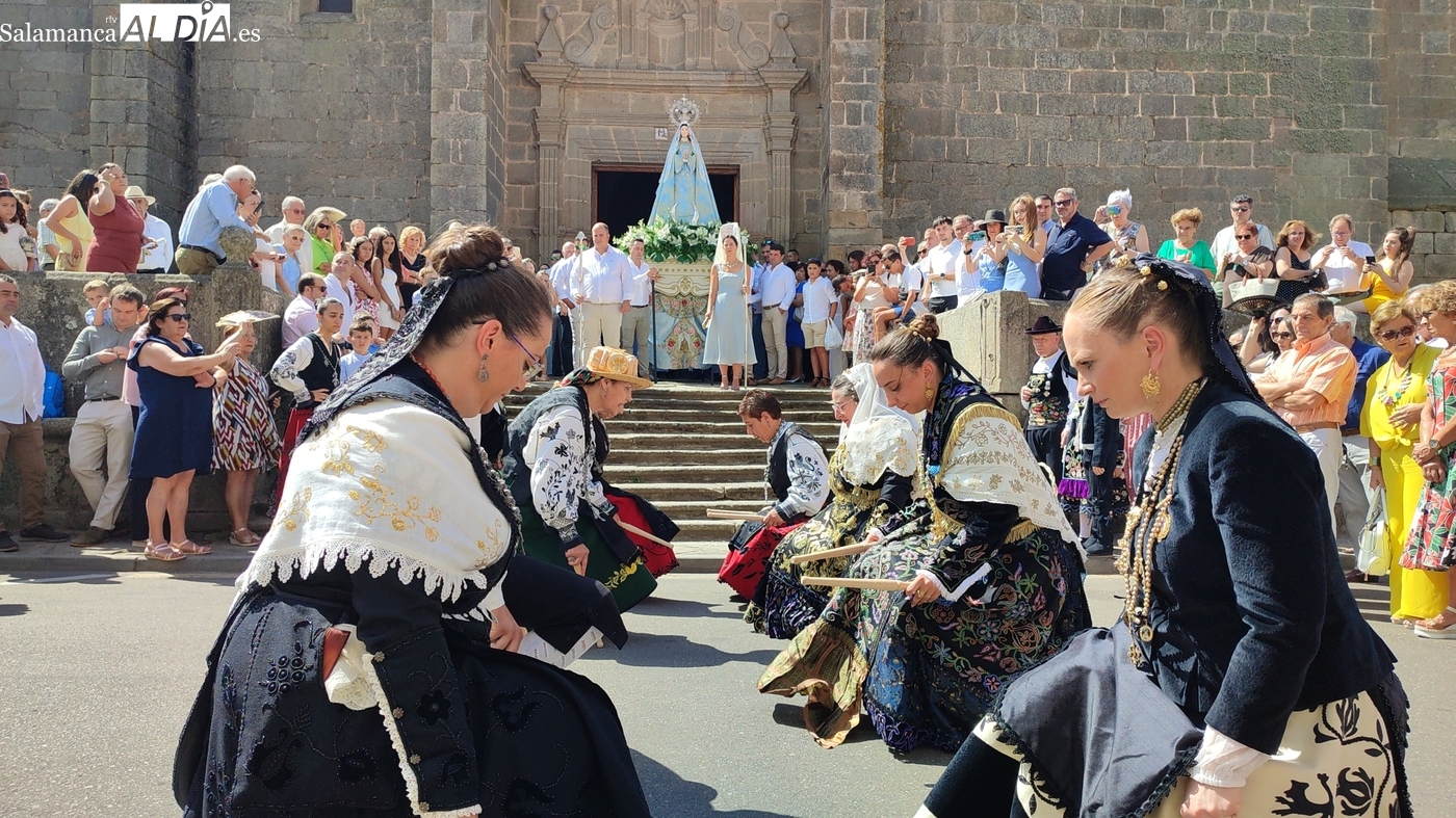 Los hermanos Laura y Alberto Moro Pérez guían a la Virgen del Socorro hasta su ermita en Vitigudino
