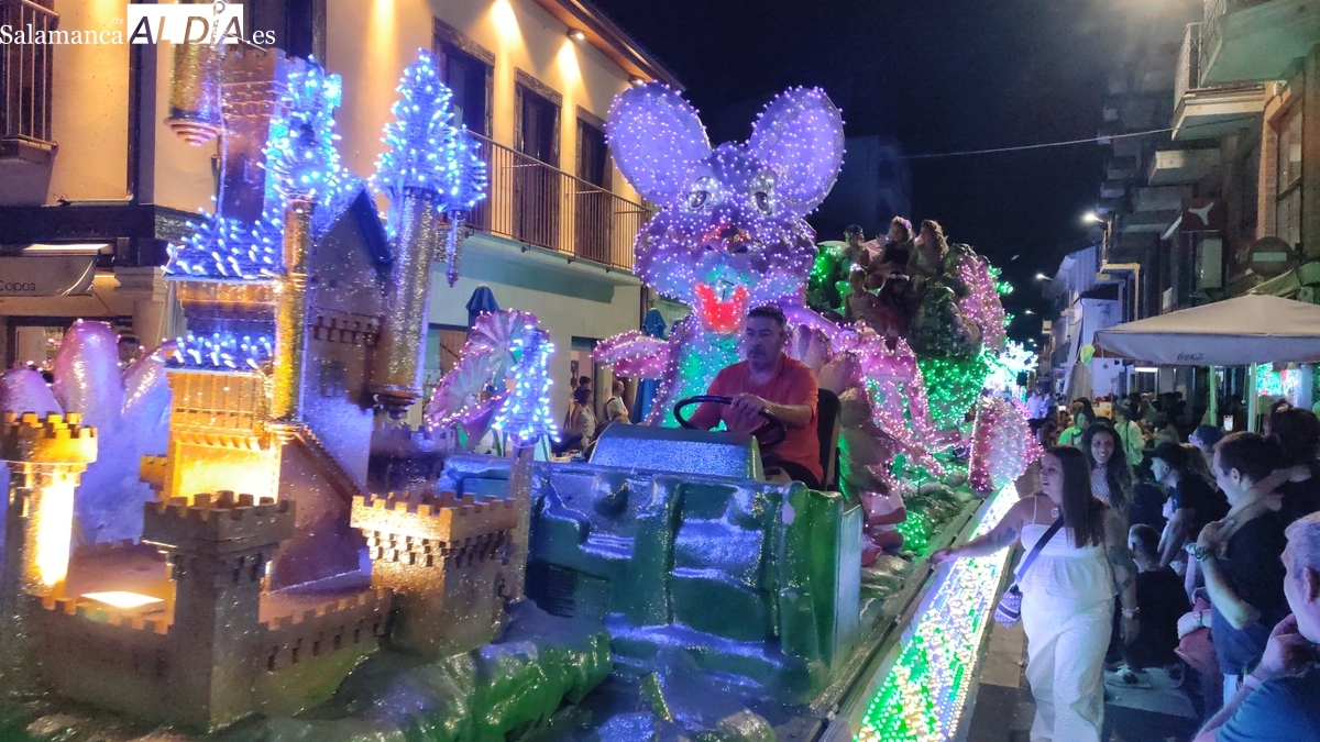 Vitigudino: la solidaridad que no pudo ser y el desfile de carrozas que desbordó las calles