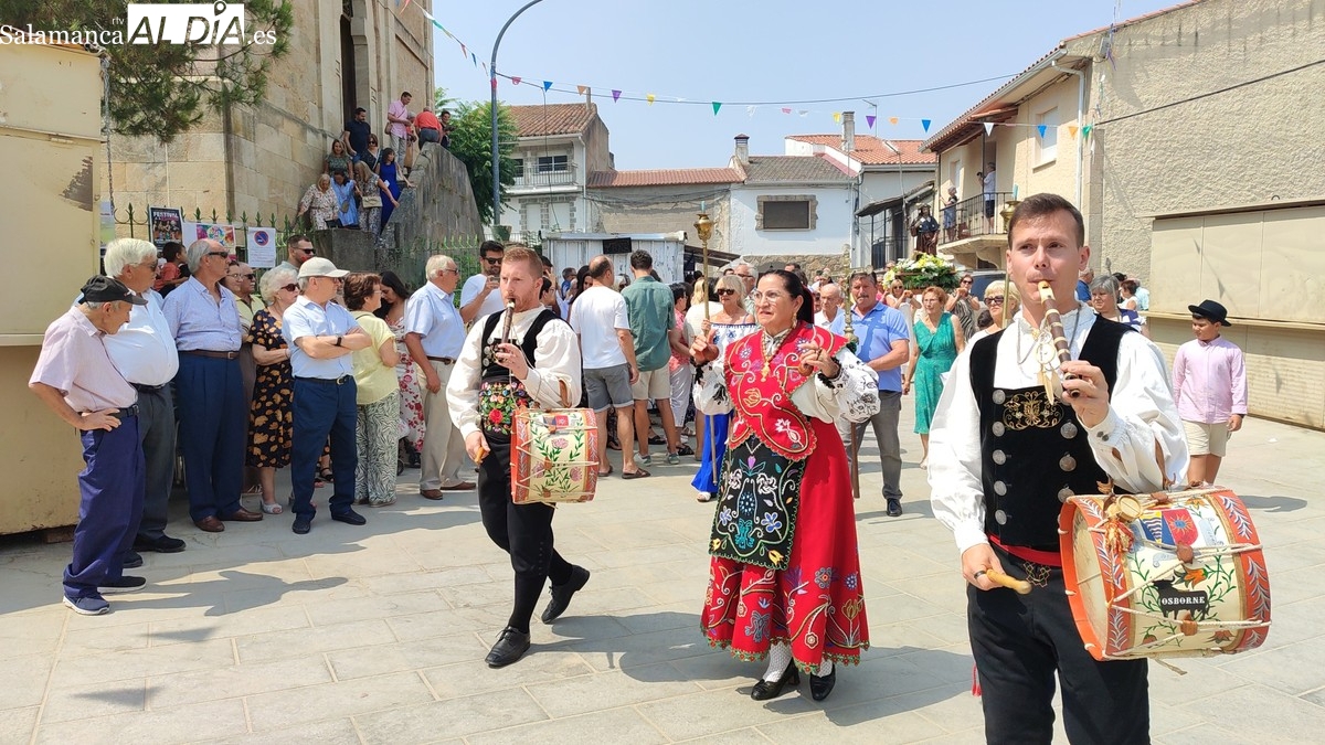 San Roque pasea en procesión por las calles de Villarino envueltas en el aroma de la hierbabuena