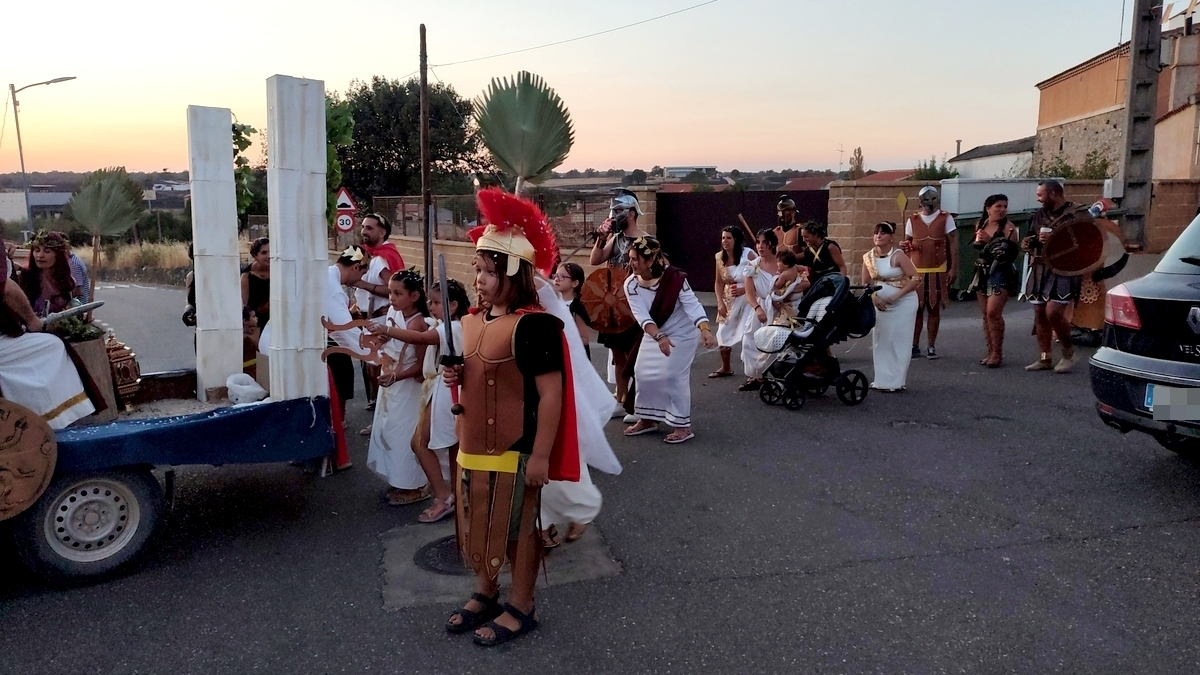 La imaginación y el humor de las peñas desbordan Cipérez en el desfile de carrozas