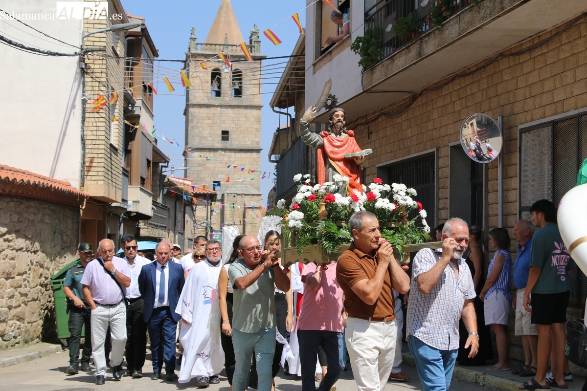 La Corte de Honor envuelve de belleza la procesión de San Bartolomé por las calles de Aldeadávila