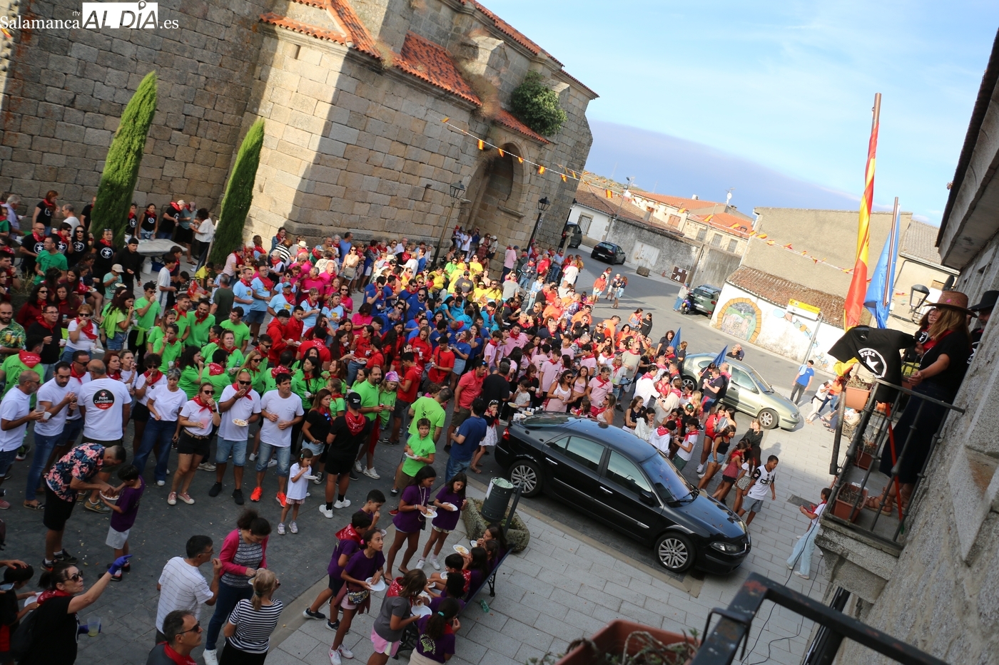 La peña S/N enciende las fiestas de Pereña con un pregón que une a todas las generaciones