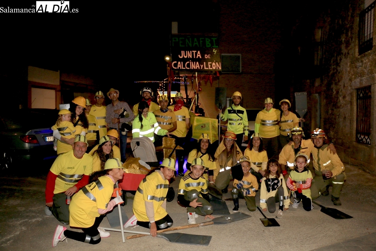 Las peñas se entregan al completo en el desfile de carrozas de las fiestas de Pereña de la Ribera