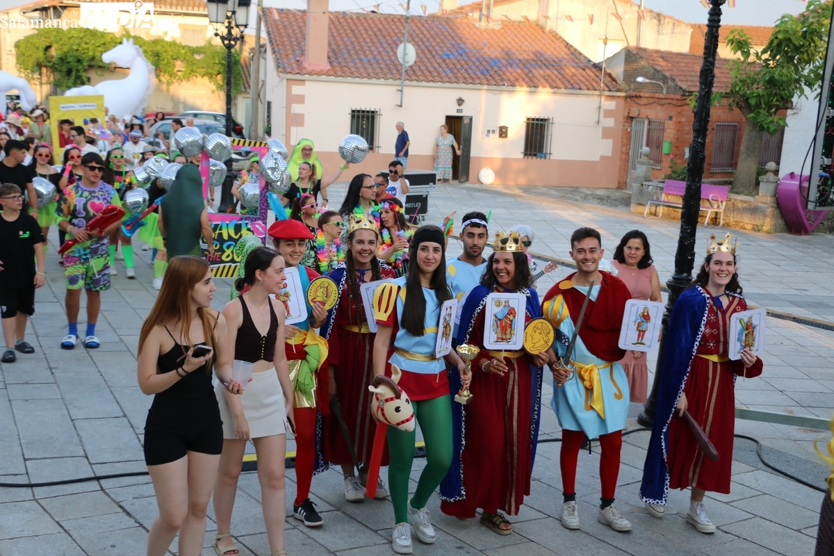 La imaginación y el color desbordan Almendra en el apoteósico inicio de sus fiestas