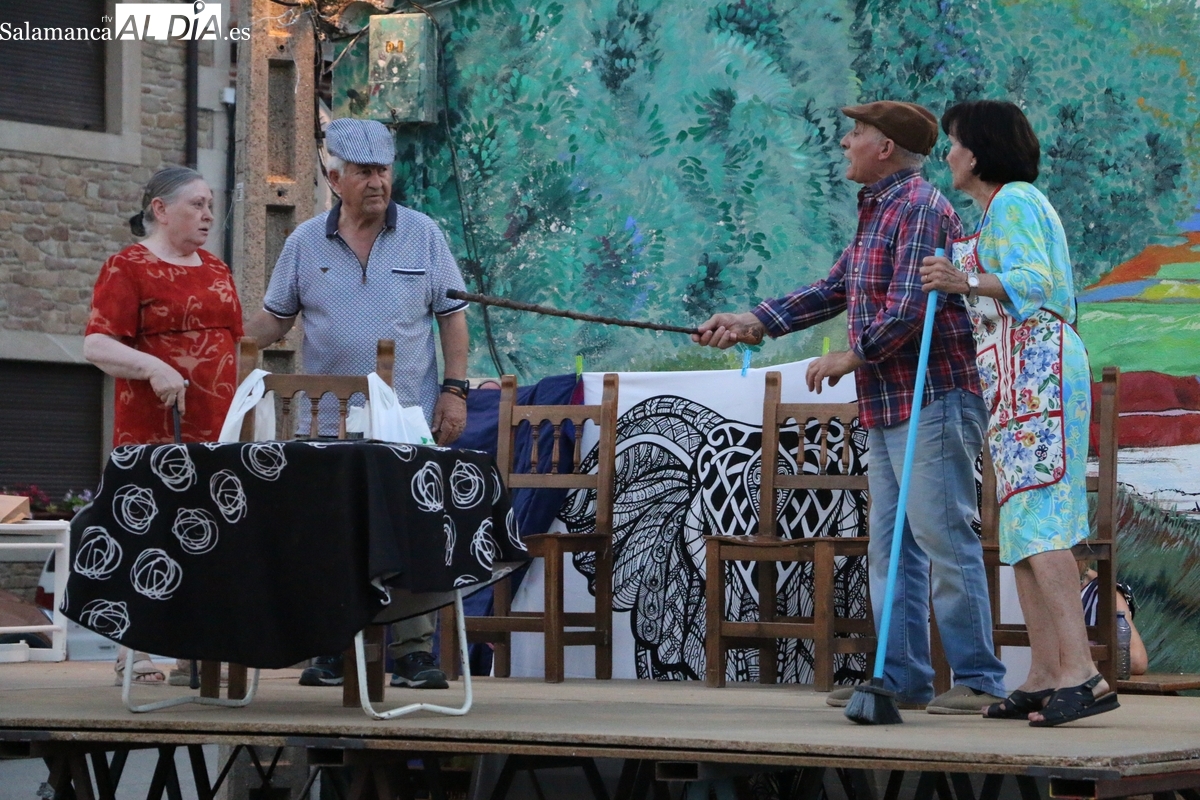 El grupo de teatro de El Cubo de Don Sancho hace reír a Majuges 