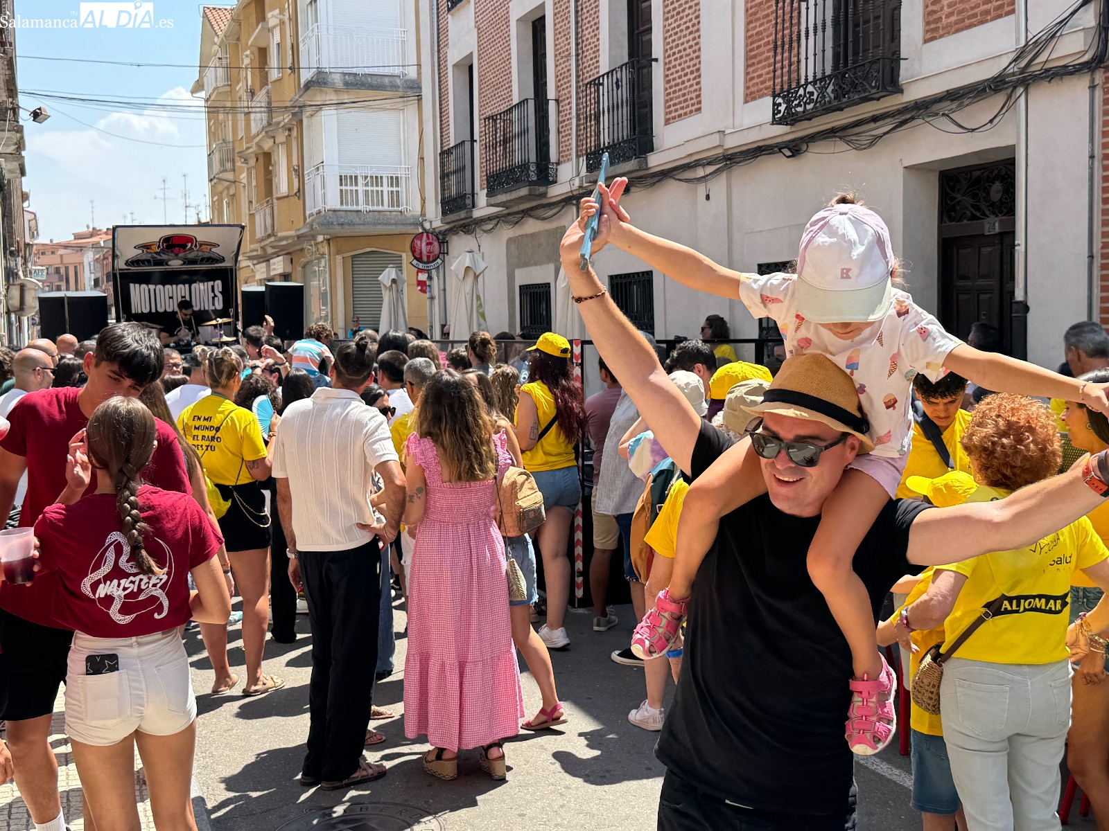 Color y diversión en el multitudinario pasacalles del Airadilos Fest, con las peñas como grandes protagonistas