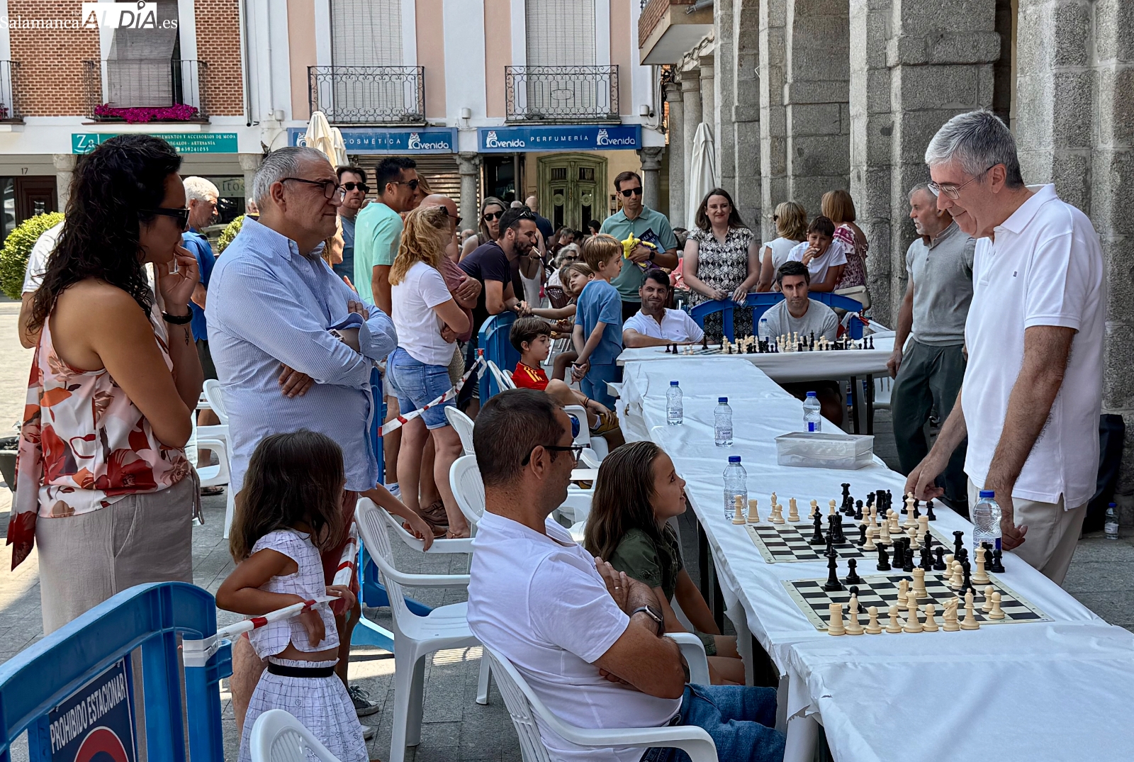 Buen ambiente y expectación acompañan a las partidas simultáneas de ajedrez para grandes y pequeños
