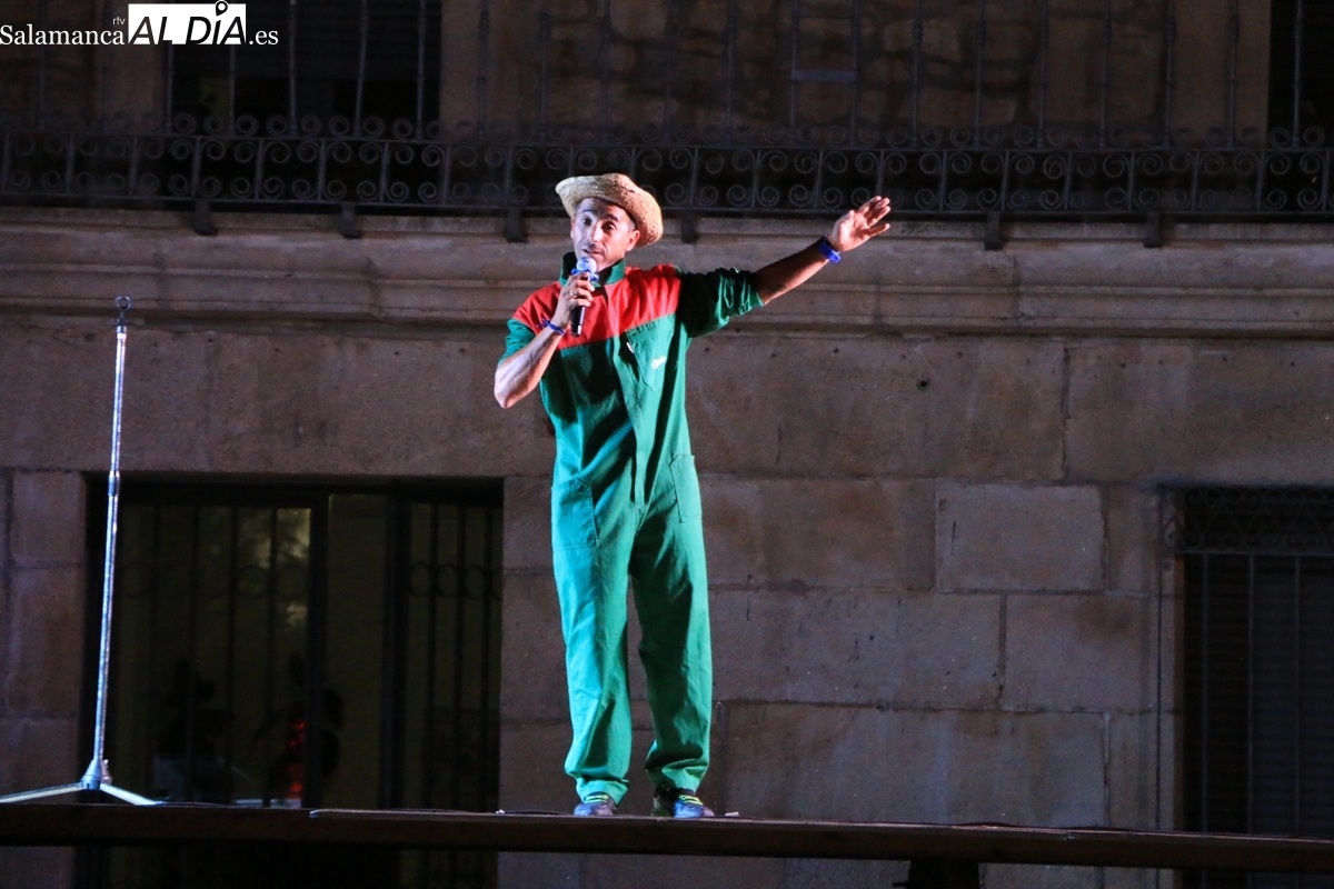 El humor de Alberto Cabrillas calienta motores para el pregón y la coronación de las reinas en Vitigudino