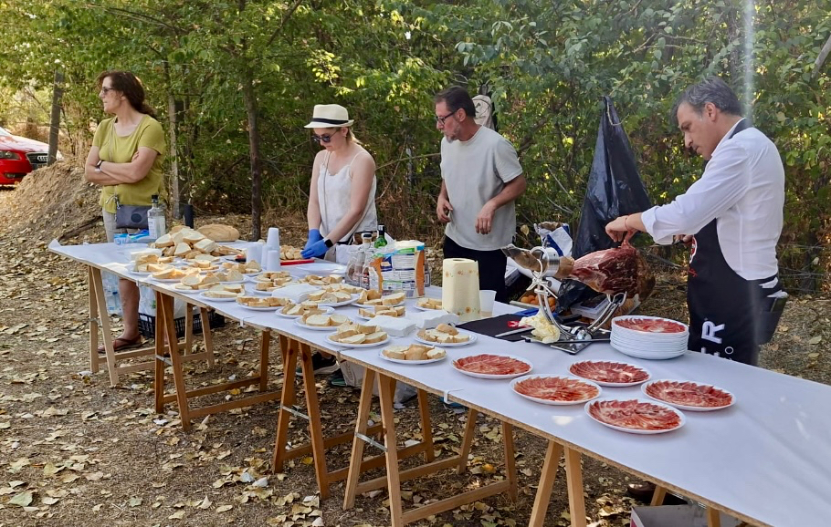 Cantaracillo disfruta de una animada ruta de paseo con jamón para todos como sorpresa final