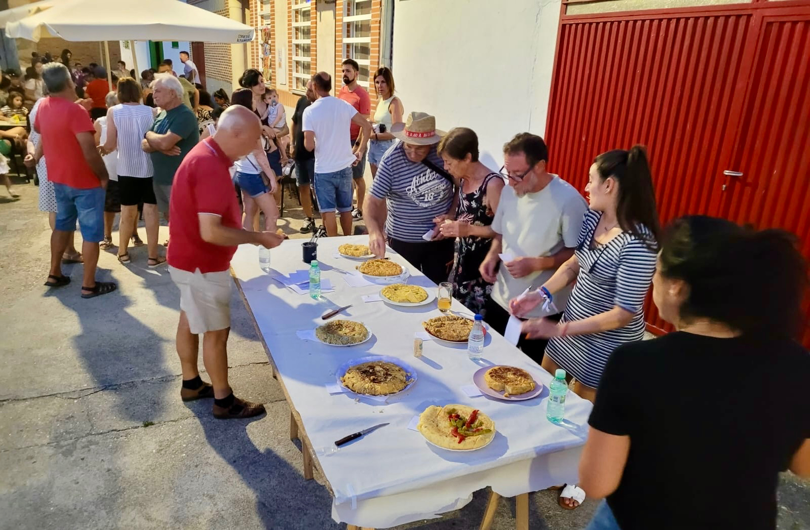 Sabor, diversión y gran ambiente en los llamativos concursos de lanzamiento de azadón y tortillas de patata en Cantaracillo