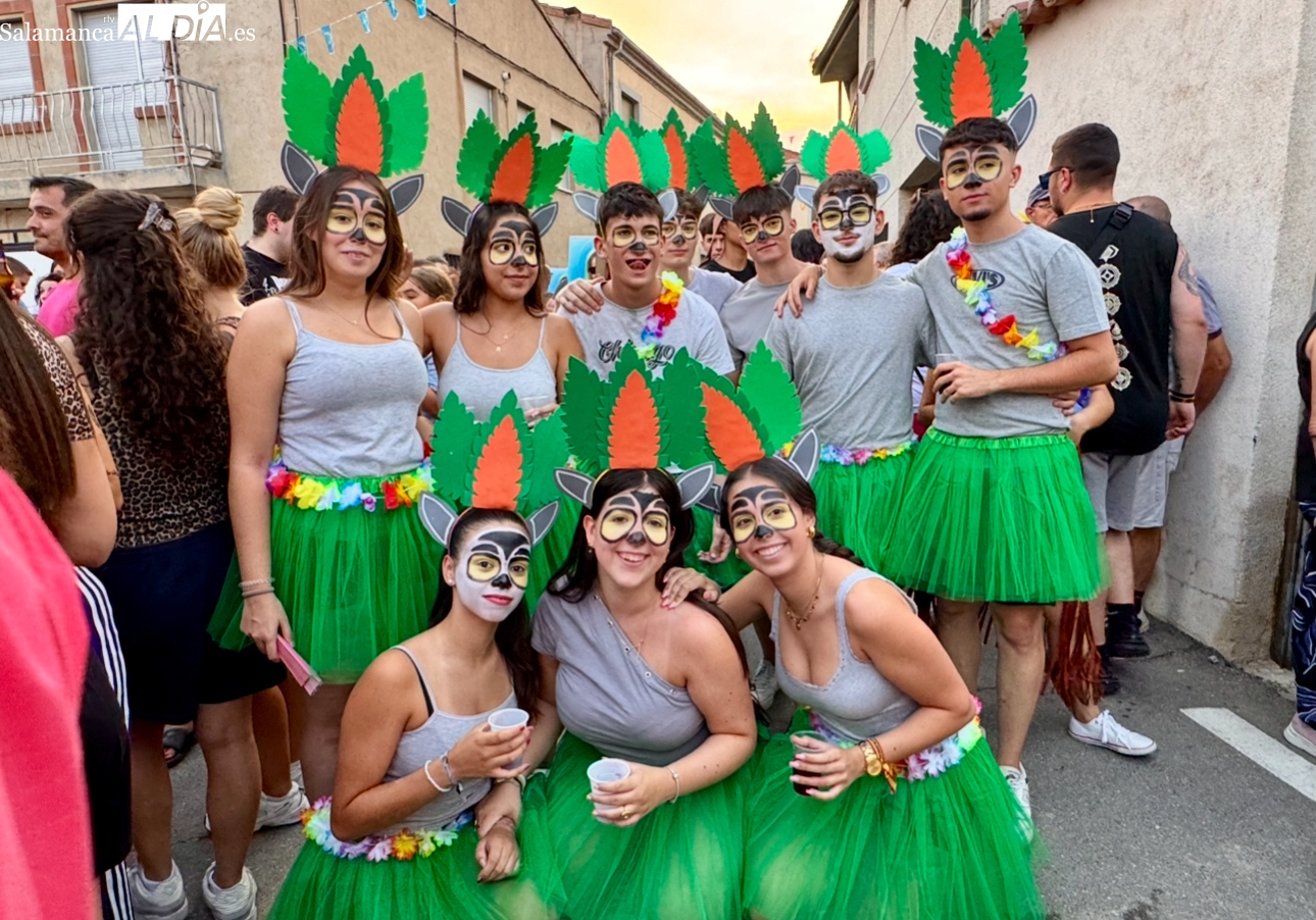 Color y gran ambiente, protagonistas del gran desfile de peñas en Cantalpino