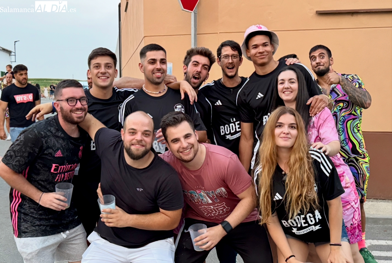 Las peñas llenan de color y ambiente las calles de Babilafuente con su esperado desfile