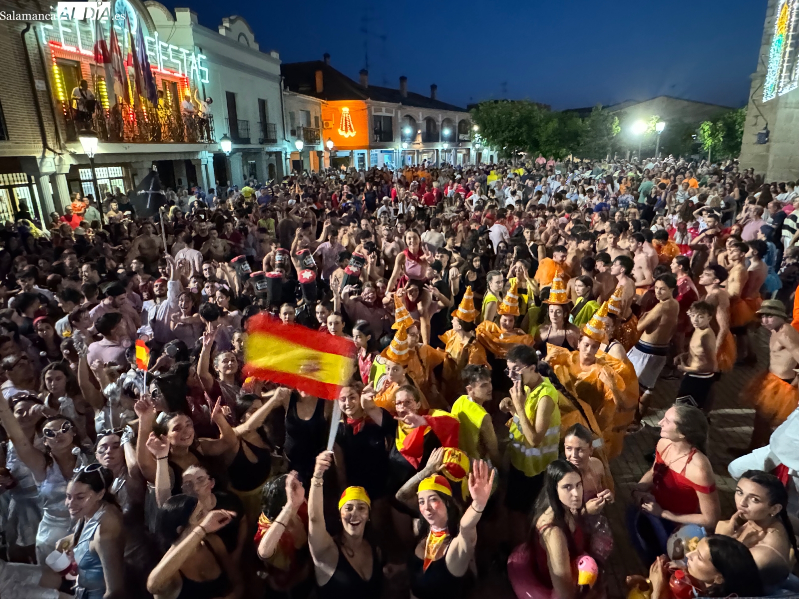 Diversión, remojones y multitudinario ambiente en la bienvenida a las fiestas de San Roque en Macotera