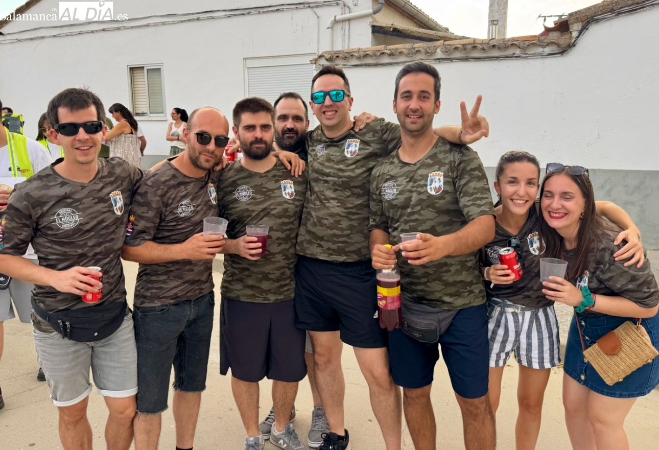 Multitudinario y colorido desfile de peñas en las fiestas de Cantaracillo