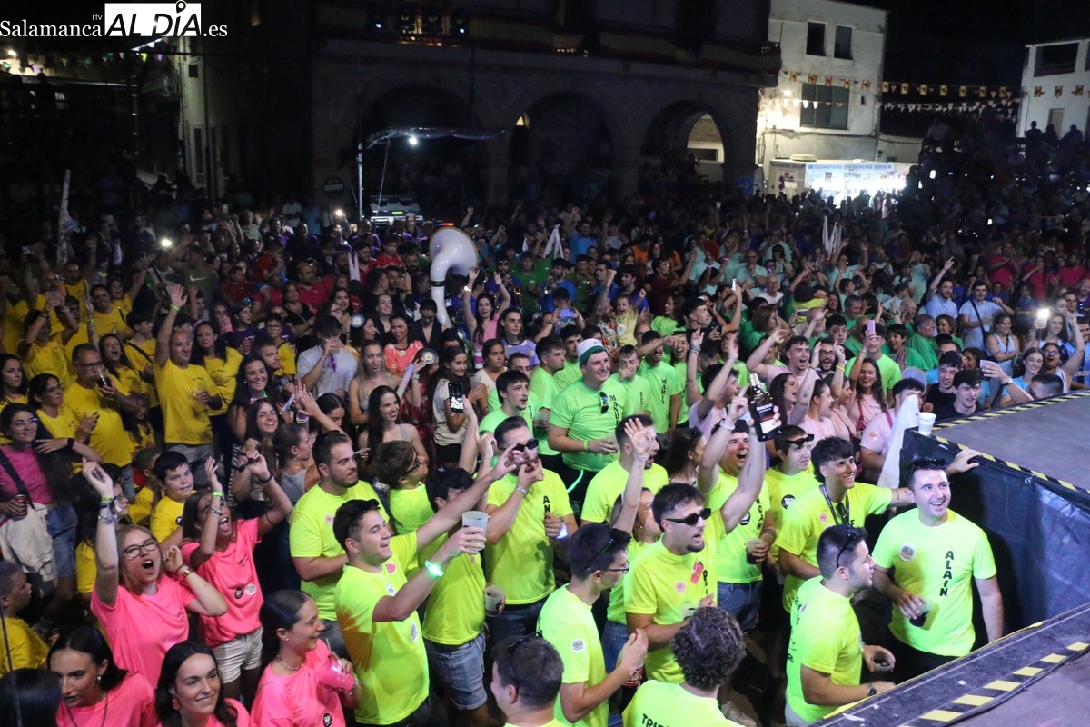 Villarino de los Aires se sumerge en las fiestas con un apoteósico desfile de peñas