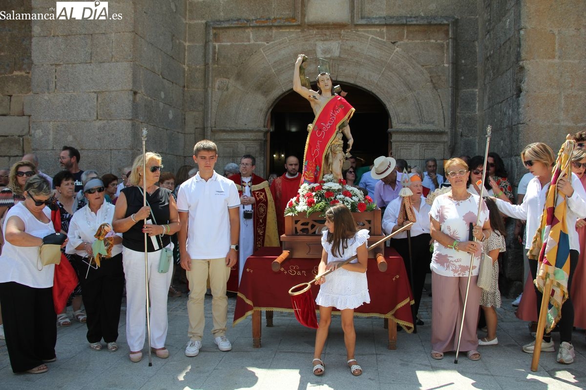 La devoción a San Sebastián y el baile de la bandera centran el domingo festivo en Vilvestre