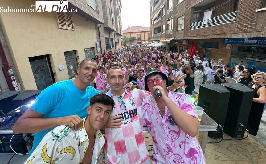 El Cataland Fest desborda la calle Don Alejandro con un éxito rotundo de música y público