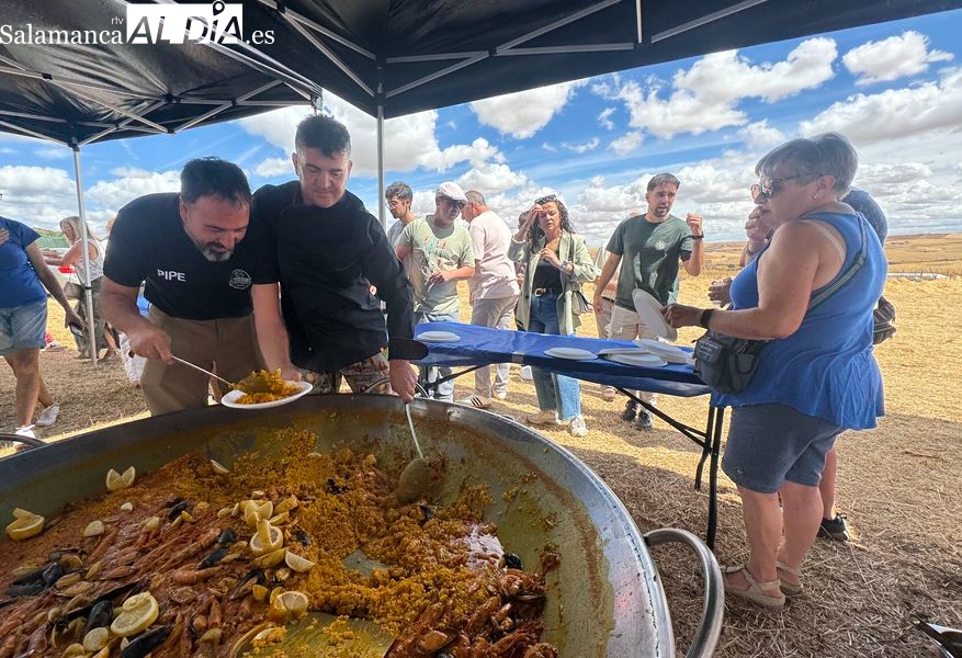 La paella popular reúne a 150 personas en Palomares de Alba