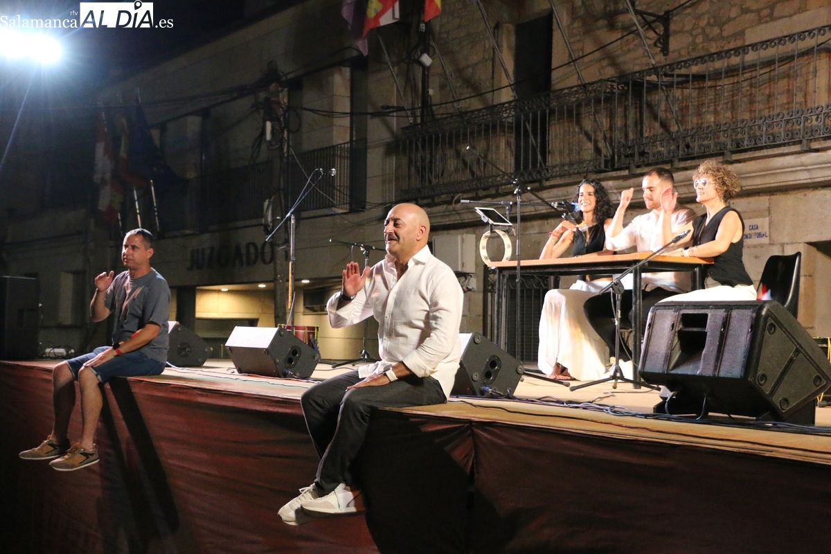El folclore de Arraigo Folk da paso al día grande de Vitigudino, centrado en la Virgen del Socorro y el desfile de carrozas