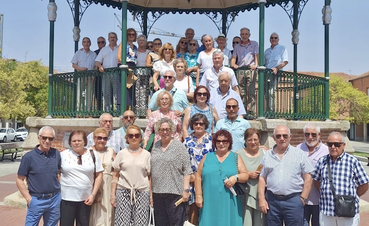 Una tradición que no falla: Los Quintos del 50 disfrutan de un animado reencuentro en la cuenta atrás para las fiestas