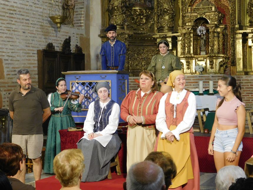 Ovación y público en pie acompañan a Buscando a Nebrija en Zorita de la Frontera