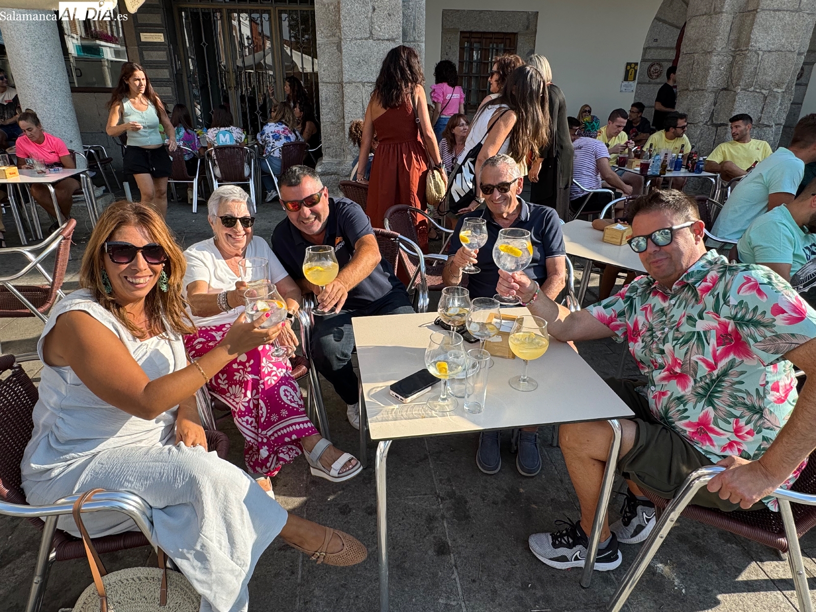 Reencuentros y brindis para disfrutar entre amigos del miércoles de ferias