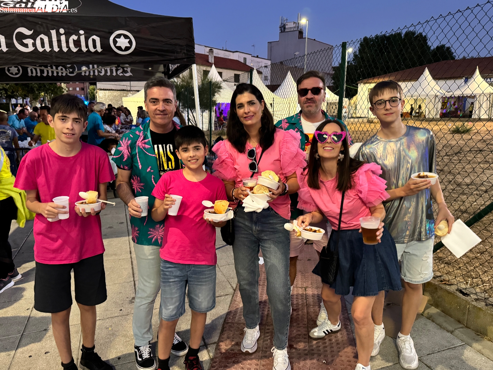 Más de 1.000 raciones de patatas meneás repartidas en una multitudinaria degustación