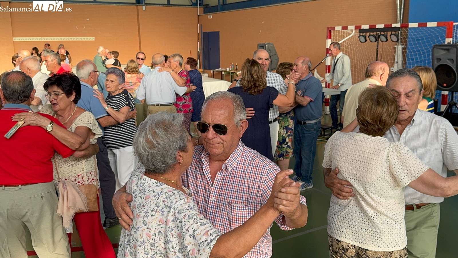 Gran ambiente y continuos bailes en la fiesta con los mayores, primera en el Viernes de Ferias