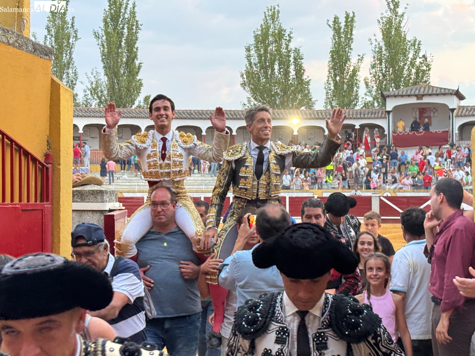 Ismael Martín corta un rabo en Peñaranda a un toro de vuelta al ruedo en una brillante corrida mixta de las fiestas