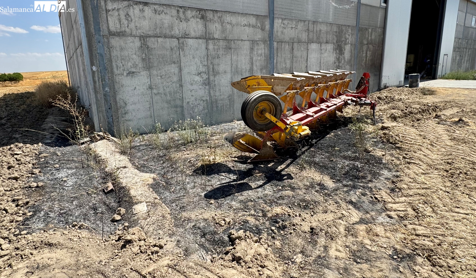 Susto en El Campo de Peñaranda por un pequeño incendio junto a una nave agrícola