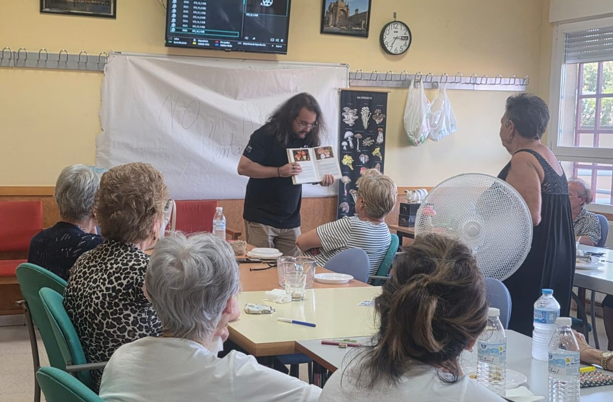 Una merienda micológica convierte a los mayores de Salamanca en protagonistas de la ciencia y la salud