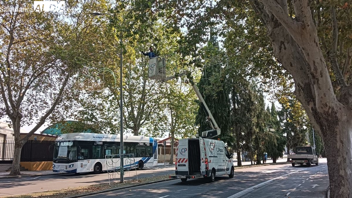 Salamanca inicia la cuenta atrás para sus Ferias y Fiestas con la instalación de las luces en La Aldehuela
