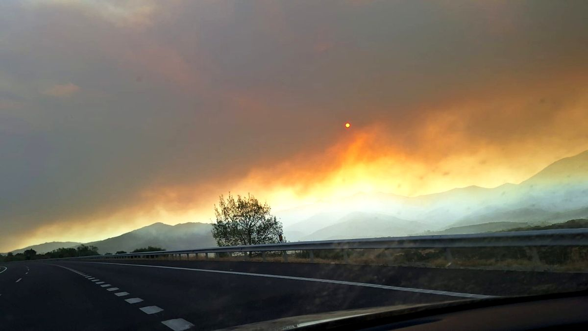 Más de 20 medios aéreos luchan contra el incendio de Candelario llegado desde Extremadura
