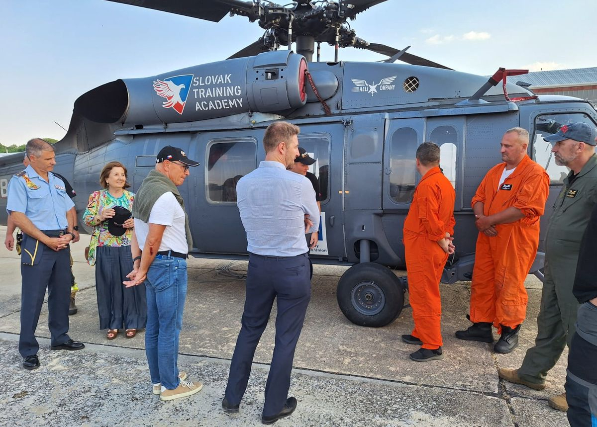 Recepción al embajador de la República Checa en la Base Aérea de Matacán por la ayuda en la lucha contra incendios